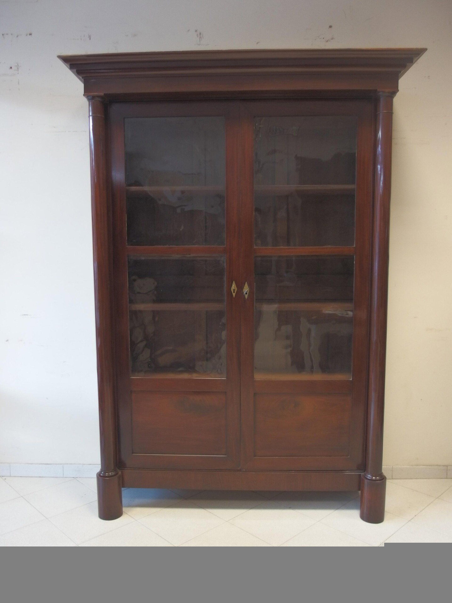 ZWEITÜRIGES BIBLIOTHEKSMÖBEL AUS MAHAGONI MIT VOLLEN SÄULEN, EMPIRE-STIL, ANFANG DES 19. JAHRHUNDERTS, CM L148xB45xH228